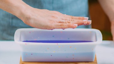 Evde Parafin Banyo El Tedavisi.