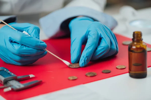 Numismático Limpieza Antigua Colección Monedas —  Fotos de Stock