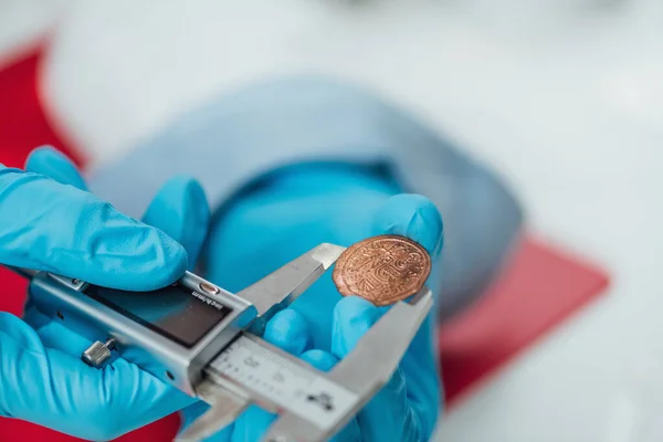Вимірювання Стародавнього Розміру Монети Допомогою Штангенциркуля — стокове фото
