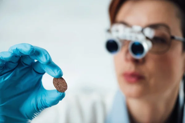 Experto Numismática Examina Una Colección Monedas Utilizando Gafas Aumento — Foto de Stock