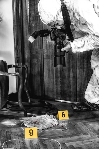 Adli Tıp Dedektifi Olay Yerini Fotoğraflıyor Kanıt Topluyor — Stok fotoğraf