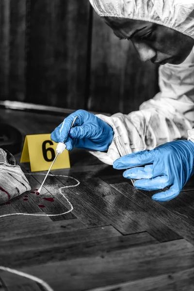 Εγκληματολογικός Ερευνητής Συλλέγει Στοιχεία Αίματος Από Τόπο Εγκλήματος — Φωτογραφία Αρχείου