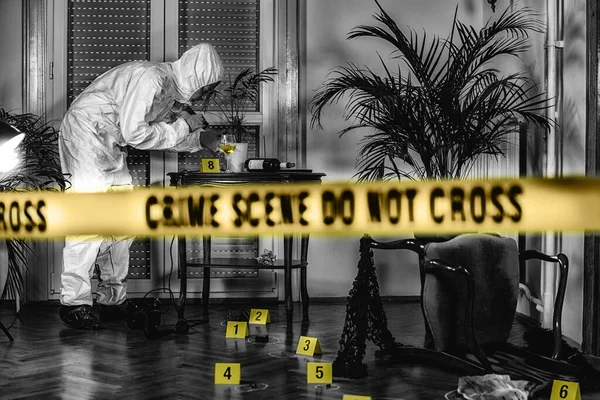 Εγκληματολογική Επιστήμη Ειδικός Εγκληματολόγος Που Συλλέγει Στοιχεία Από Σκηνή Εγκλήματος — Φωτογραφία Αρχείου
