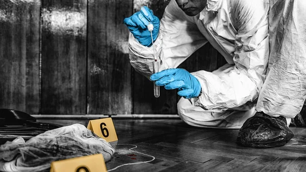 Investigatore Forense Che Raccoglie Prove Sangue Una Scena Del Crimine — Foto Stock