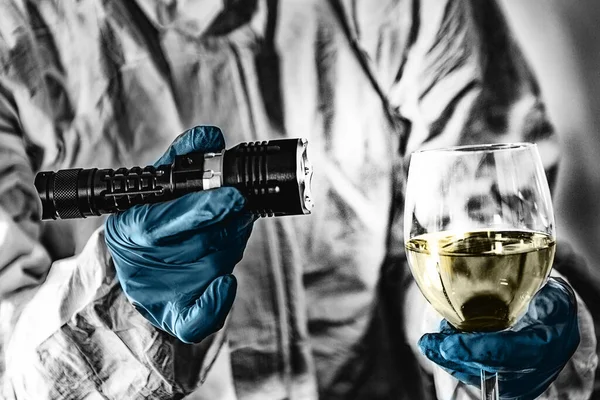 Police Crime Scene Investigator Examining Wine Glass Forensic Light Looking — Stock Photo, Image