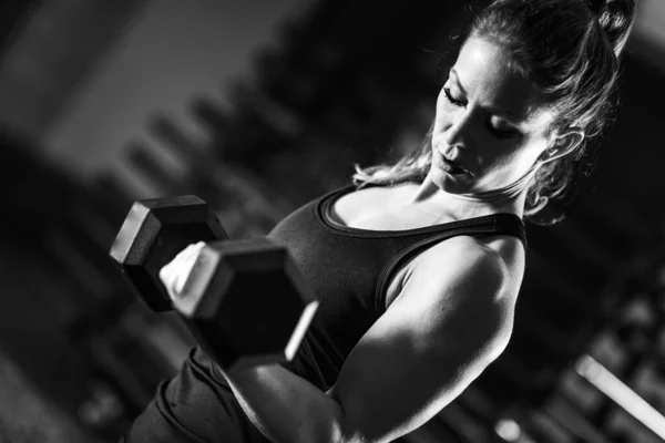 Cross Training Young Woman Exercising Dumbbells — Stock Photo, Image