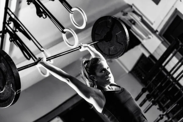 交叉训练 女运动员举起沉重的杠铃 — 图库照片
