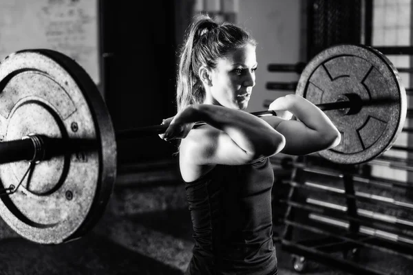 Cross Training Sportlerin Stemmt Gewichte — Stockfoto