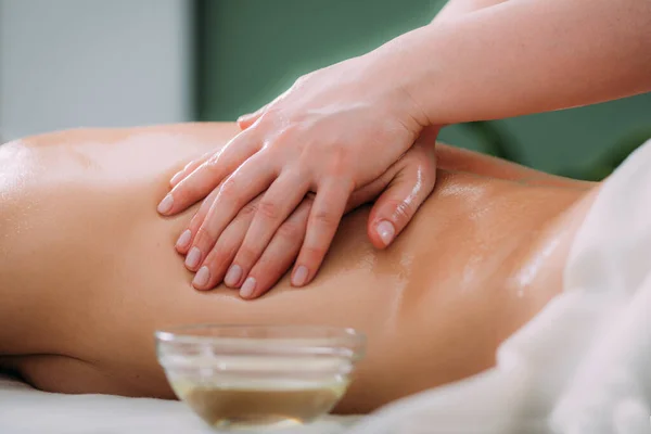 Massage Med Massageolja Händerna Kvinnlig Massageterapeut Som Masserar Kvinnlig Klient — Stockfoto