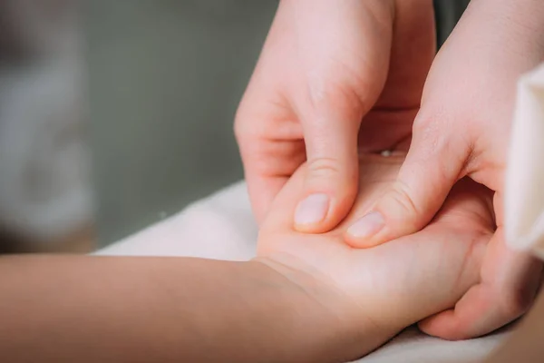 Massage Des Mains Dans Salon Massage Femme Ayant Massage Des — Photo
