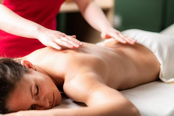 Massage Voor Stress Spanningsverlichting Vrouwelijke Massage Therapeut Masseren Een Vrouw — Stockfoto