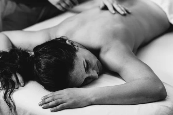肩と首のためのリラックスしたマッサージ 女性のクライアントのマッサージの肩のマッサージセラピストの手 — ストック写真
