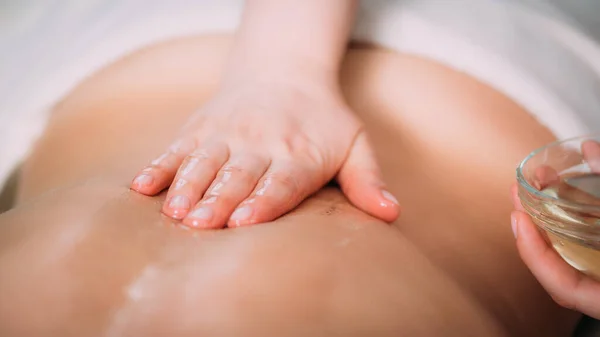 Massage Huile Massage Les Mains Une Massothérapeute Féminine Massant Une — Photo