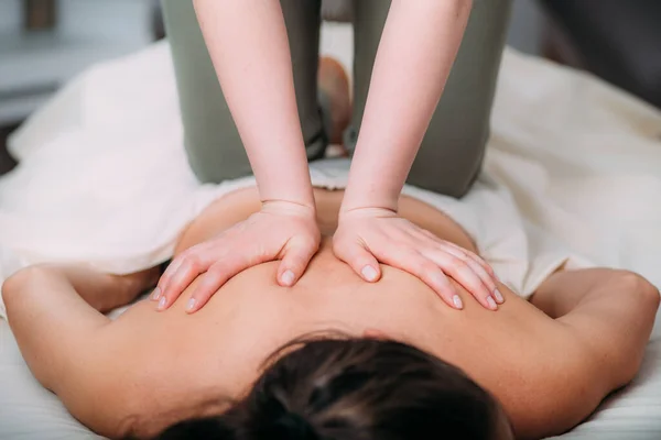 Massaggio Alla Schiena Salone Massaggio Donna Che Rilassa Con Massaggio — Foto Stock