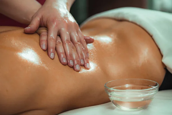 Massage Mit Massageöl Hände Einer Masseurin Die Eine Kundin Massiert — Stockfoto