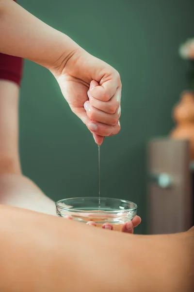 Óleo Massagem Terapeuta Derramando Óleo Massagem Aromática Para Mulheres Volta — Fotografia de Stock