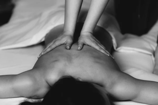 Massera För Stress Och Spänningslättnad Kvinnlig Massageterapeut Masserar Kvinna — Stockfoto