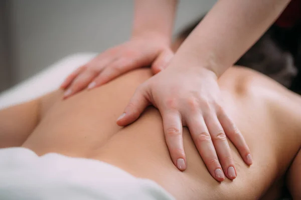 Ryggmassage Massagesalong Kvinna Som Har Avslappnande Ryggmassage — Stockfoto