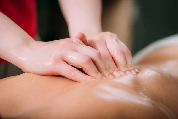 Masseren Met Massage Olie Handen Van Een Vrouwelijke Massage Therapeut — Stockfoto