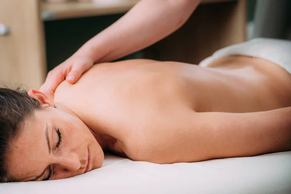 Ryggmassage Massagesalong Kvinna Som Har Avslappnande Ryggmassage — Stockfoto