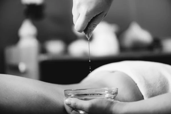 Massagem Nas Costas Salão Massagem Mulher Tendo Uma Massagem Relaxante — Fotografia de Stock