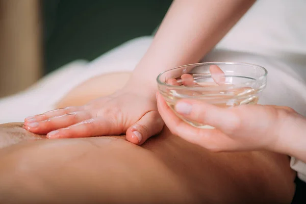 Massagem Com Óleo Massagem Mãos Uma Massagista Massagista Massageando Uma — Fotografia de Stock