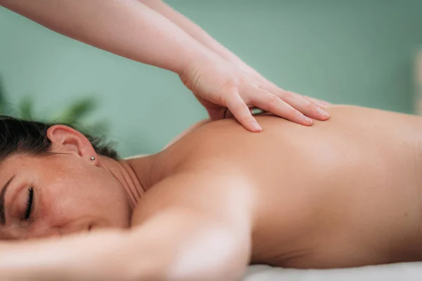 Massaggio Rilassante Spalle Collo Mani Massaggiatore Che Massaggia Spalla Una — Foto Stock