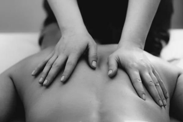 Relaxe Massagem Para Ombros Pescoço Mãos Massagista Massageando Ombro Cliente — Fotografia de Stock