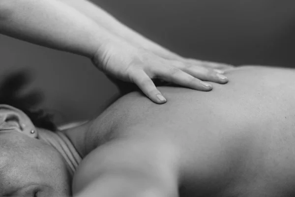 Massera För Stress Och Spänningslättnad Kvinnlig Massageterapeut Masserar Kvinna — Stockfoto