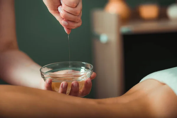 Massageolja Terapeut Häller Aromatisk Massage Olja Kvinnor Tillbaka — Stockfoto