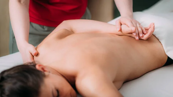 Rückenmassage Massagesalon Frau Mit Einer Entspannenden Rückenmassage — Stockfoto