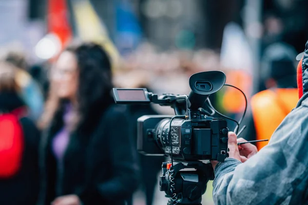 Haberler Halka Açık Bir Protestoda Medya Kameramanı Arka Planda Bulanık — Stok fotoğraf