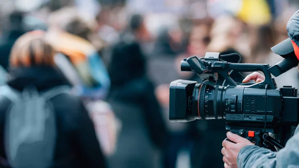 Kamera Telewizyjna Publicznym Proteście Demonstracje Uliczne Zamazani Ludzie Tle — Zdjęcie stockowe