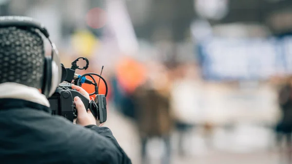 Телевізійна Камера Публічному Протесті Вуличні Демонстрації Розмиті Люди Задньому Плані — стокове фото