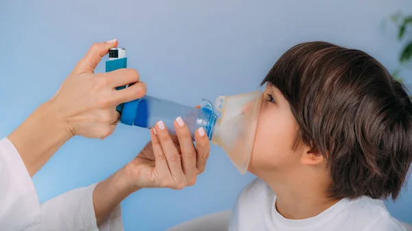 Pulmonoloog Helpt Little Boy Met Aero Kamer Pediatrische Pulmonoloog Arts — Stockfoto