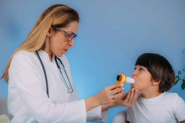 Pädiatrischer Pneumologe Zur Messung Der Lungenkapazität Und Des Kraftauslaufvolumens Eines — Stockfoto