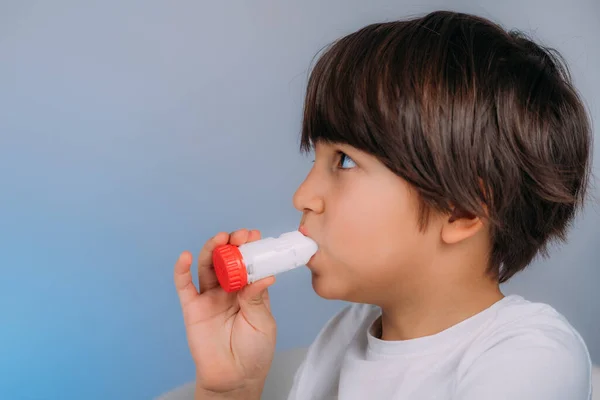 stock image Pediatric pulmonologist helping little boy with aero inhaler. Pulmonologist, medical doctor who specializes in the diagnosis and treatment of diseases and disorders of respiratory system, lungs, bronchial tubes, trachea and structures involving in br