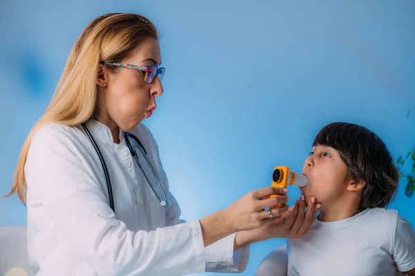 Pediatryczny Pulmonolog Mierzący Pojemność Płuc Siłę Wydechową Chłopca Spirometr Pulmonologia — Zdjęcie stockowe