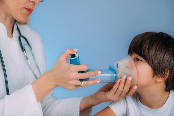 Pulmonoloog Helpt Little Boy Met Aero Kamer Pediatrische Pulmonoloog Arts — Stockfoto