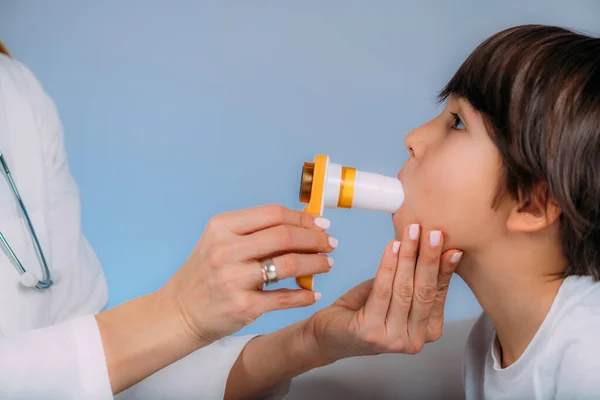 Pädiatrischer Pneumologe Zur Messung Der Lungenkapazität Und Des Kraftauslaufvolumens Eines — Stockfoto