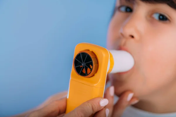 Pediatric Pulmonologist Measuring Lung Capacity Force Expiratory Volume Boy Spirometer — Stock Photo, Image