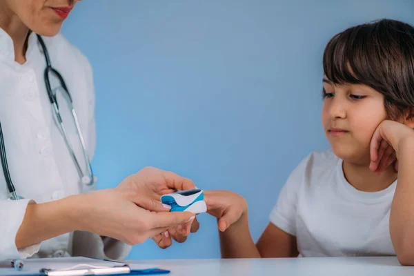 Pneumologe Kinderarzt Misst Blutsauerstoffspiegel Mit Pulsoximeter — Stockfoto