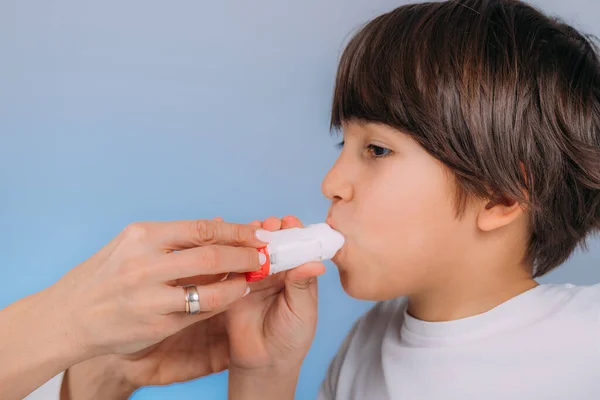 Pediatrische Pulmonoloog Helpt Kleine Jongen Met Aero Inhalator Pulmonoloog Arts — Stockfoto