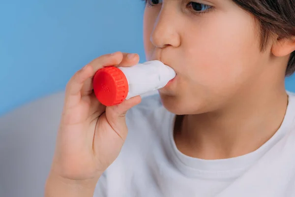 Pediatrische Pulmonoloog Helpt Kleine Jongen Met Aero Inhalator Pulmonoloog Arts — Stockfoto
