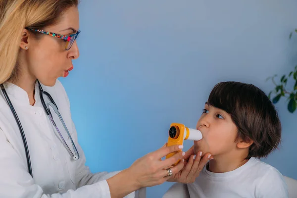 Pediatryczny Pulmonolog Mierzący Pojemność Płuc Siłę Wydechową Chłopca Spirometr Pulmonologia — Zdjęcie stockowe