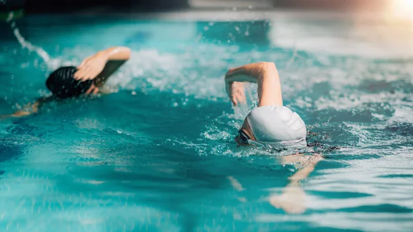 Freizeitaktivitäten Schwimmbecken — Stockfoto