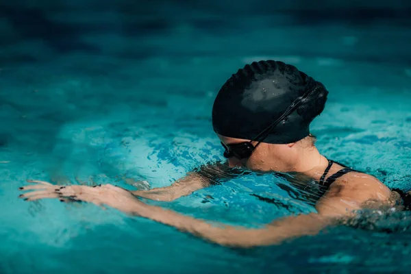 Femeia Tânără Înoată Piscina Interioară — Fotografie, imagine de stoc