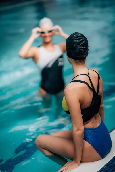 Νεαρές Γυναίκες Ξεκουράζονται Δίπλα Στην Πισίνα Εσωτερική Πισίνα Ψυχαγωγική Κολύμβηση — Φωτογραφία Αρχείου