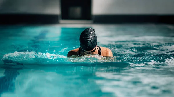 Γυναίκα Κολύμπι Στην Πισίνα — Φωτογραφία Αρχείου