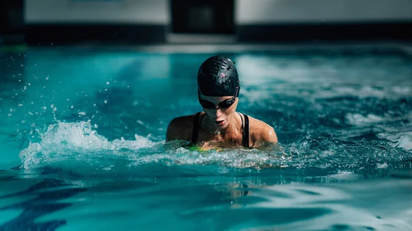Mujer Nadando Piscina — Foto de Stock